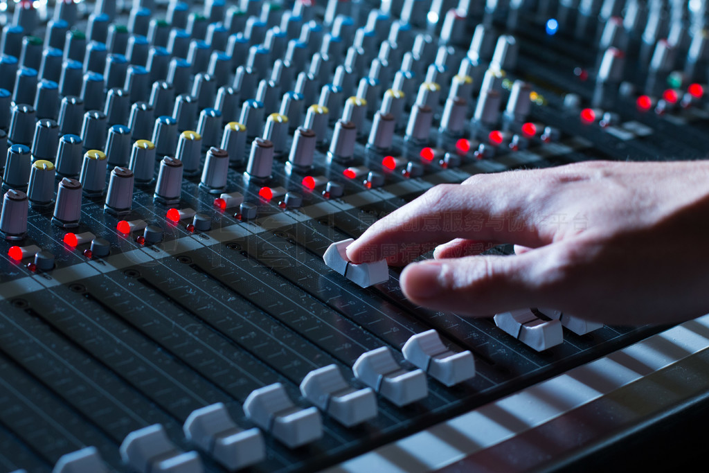 錄音室、調音臺的專業音樂制作生活方式免費下載_jpg格式_5472像素_編號43139870